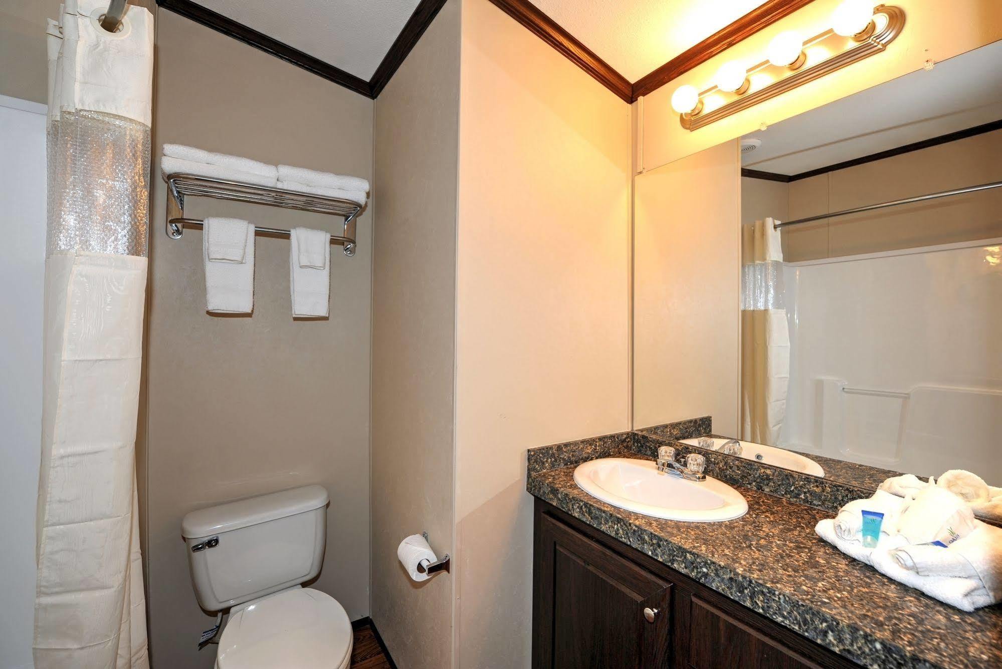 Instalodge Hotel And Suites Karnes City Экстерьер фото