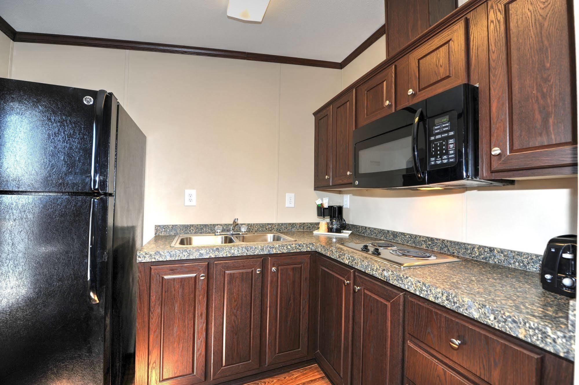 Instalodge Hotel And Suites Karnes City Экстерьер фото