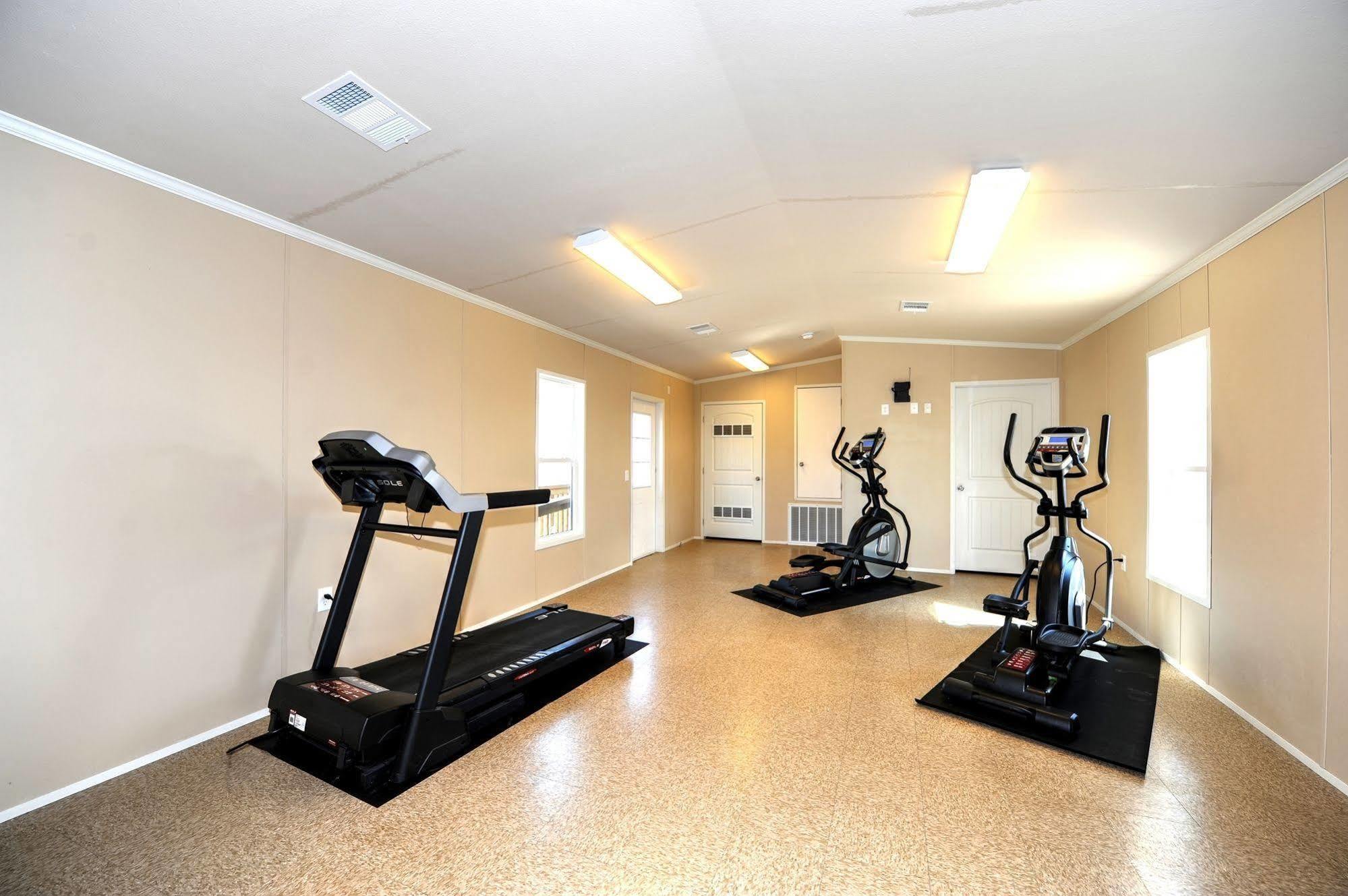 Instalodge Hotel And Suites Karnes City Экстерьер фото